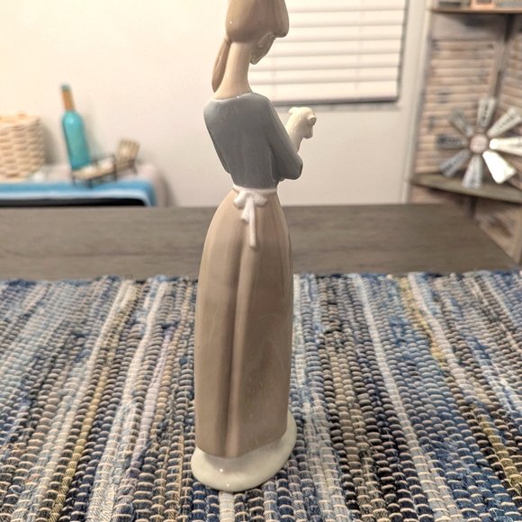 Retired Lladro Figurine 4505 Girl Holding Lamb Hand Made in Spain - Picture 2 of 5